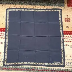 セリーヌ　小さめシルクスカーフ　ネイビー チェーンパターン　ハンカチ　56センチ