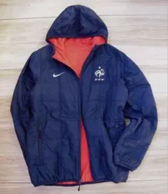 裏表の両面着れる「NIKE」リバーシブル　フーディブルゾン