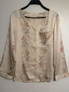 SNIDEL スナイデル サテン花柄クリーム色　ノーカラープリントブラウス