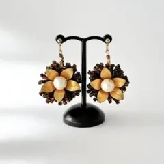 秋冬ピッタリ！大輪の花＆ブラウンマーブルビーズピアス／イヤリング（ハンドメイド）
