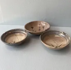 粟生屋東洸 鼠志野 向付 3客セット 共絵（東洸 陶印あり） 粟生屋東洸 鼠志野 向付 3客セット 共絵（東洸 陶印あり） - メルカリ