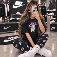 NIKE 珍しいデザイン半袖 めちゃくちゃかわいいみーも着用中！