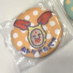 こびとづかん ファンシー刺繍缶バッチ ホトケアカバネ