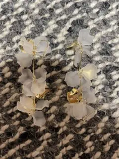 花びらデザインのロングピアス