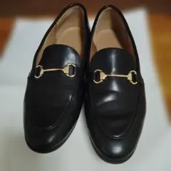 H&M 黒 ローファー ゴールド金具付き25センチ