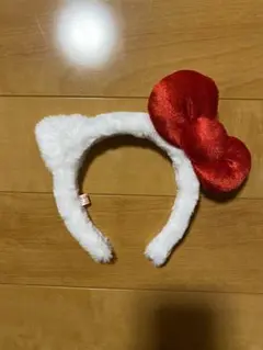 ハローキティ風カチューシャ 赤リボン付き