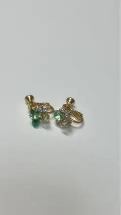 エメラルドグリーンストーンのイヤリング