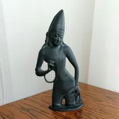 金属製の人物像の置物 インテリアのアクセントにも