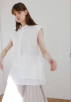 CLANEクラネ プリーツレイヤーノースリーブシャツ ホワイト 変形トップス