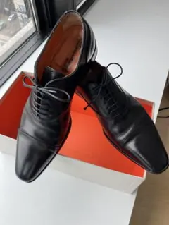 Santoni ストレートチップ　黒レザービジネスシューズ　保存袋つき　箱ありのサムネイル