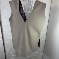 LOWRYSFARM ベージュ Vネック ノースリーブ トップスサイズF