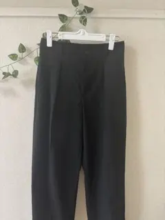 ユニクロ　タックテーパードパンツ黒