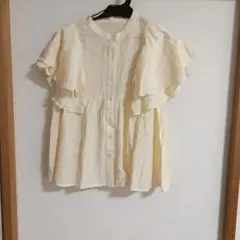 フリル付きクリーム色半袖シャツ