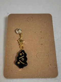 ②【クリスマス】片耳 低アレルギー 黒と金の星型チャーム付きアクリルピアス