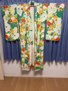 美品 高級正絹 中振袖 花柄 白地 緑 舞台衣装 撮影用 成人式 卒業式のサムネイル