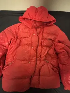 赤いフード付きダウンジャケット