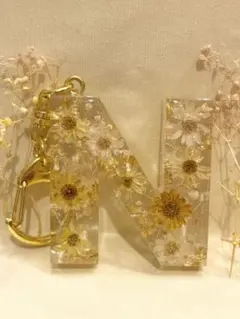 押し花入りクリア「N」型チャーム