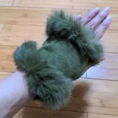 オリーブグリーン　ファー付き手首用アクセサリー　手袋