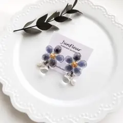 122*【金具固定】ガラスフラワー耳飾り(ネイビー) ピアス/イヤリング