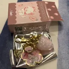 シークレット　キーチェーン　ミニー　ストロベリー　ディズニーストア　新品