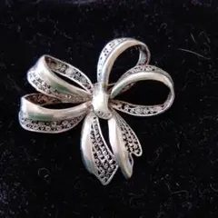 ヴィンテージ　シルバーメッキ リボン型ブローチ　小
