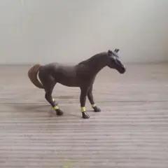 馬のフィギュア（茶色・バンデージ付き）