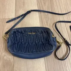 【miu miu】マテラッセ ショルダーバッグ ネイビー【破れや色落ちあり】 miu miu】マテラッセ ショルダーバッグ ネイビー【破れや色落ちあり