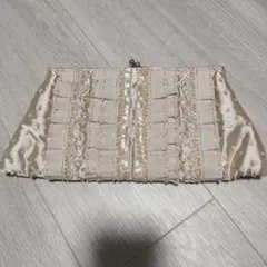 ベージュ サテン ビーズ　フリル　クラッチバッグ