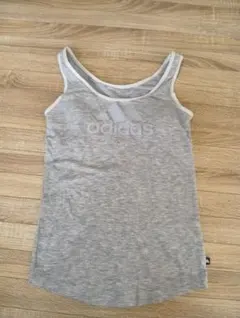 adidas グレー カップ付きタンクトップ Mサイズのサムネイル
