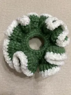 緑と白のフリルシュシュ