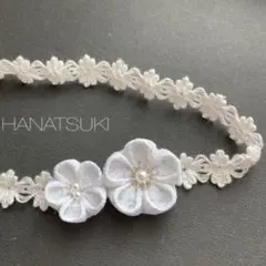 ベビーヘアバンドつまみ細工✿真っ白ラメ入り