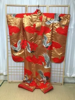 打掛!!正絹の織に刺繍、赤地に刺繍の飛び鶴、小紋や花柄が織り込まれた 