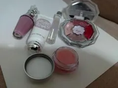 ジルスチュアート　アイシャドウ　リップ　ロールオン香水　ハンドクリーム