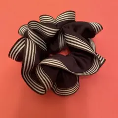 茶色と白のストライプ ヘアシュシュ