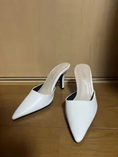 ホワイト ポインテッドトゥ ミュール