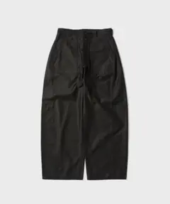【HYKE】 BACK SATIN BARREL-LEG PANTS