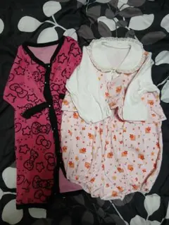 ハローキティロンパースと花柄ロンパースセット