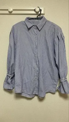 青と白のストライプ 長袖シャツ