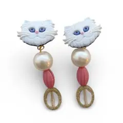 猫ピアス　ピンク　白猫