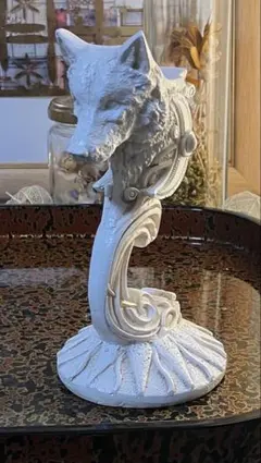 白狼の頭部の置物