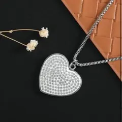 ハートペンダントネックレス　輝くジルコニア ハート型ネックレス 箱付き
