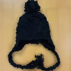 黒いポンポン付きニット帽