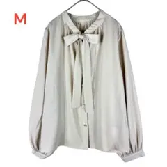 新品未使用 リボン付きアイボリー　長袖　シャツ　ブラウス Mサイズ