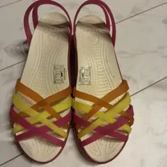 Crocs カラフルストラップサンダル