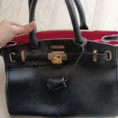 rienda 黒のハンドバッグ 赤い内装のサムネイル