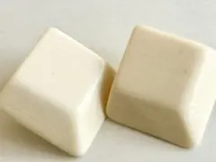 年代物 アイボリークリームカラー 四角 スクエア レトロvintageイヤリング