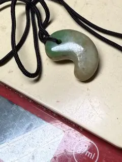 糸魚川翡翠勾玉ペンダントトップ