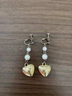 ハート型イヤリング パール風ビーズ付き