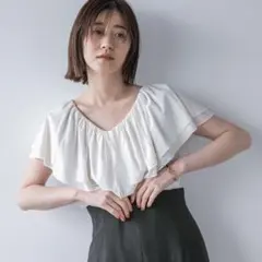 アパートバイローリーズ　ラッフルノースリーブブラウス　ホワイト