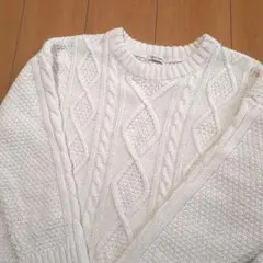 ホワイト ケーブル編み クルーネックセーター